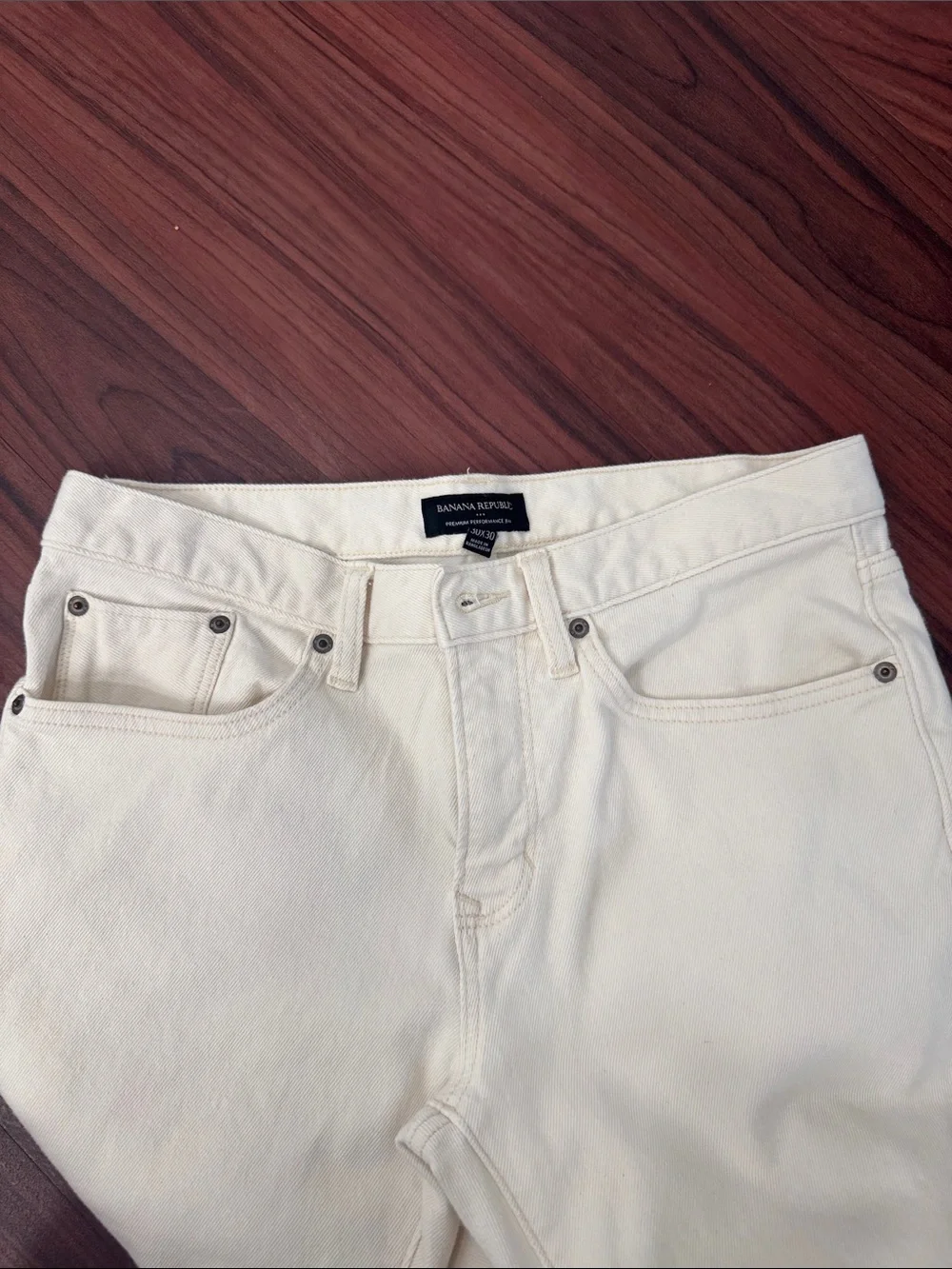 MEN Banana Republic Straight-Leg Jeans in Cream. New without Tags